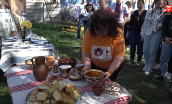 Вінницькі студенти вчилися готувати традиційні для Вінниччини борщі: з вишнею та грибами