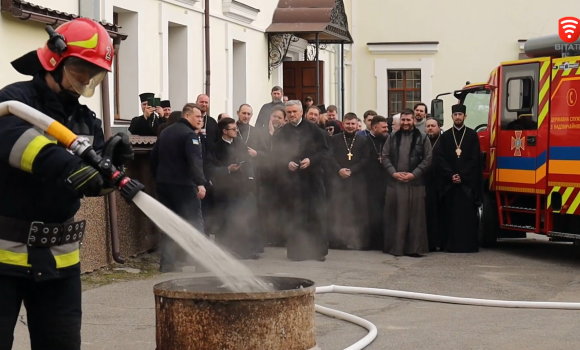 Вінницькі священники вчились гасити пожежі та евакуйовувати прихожан