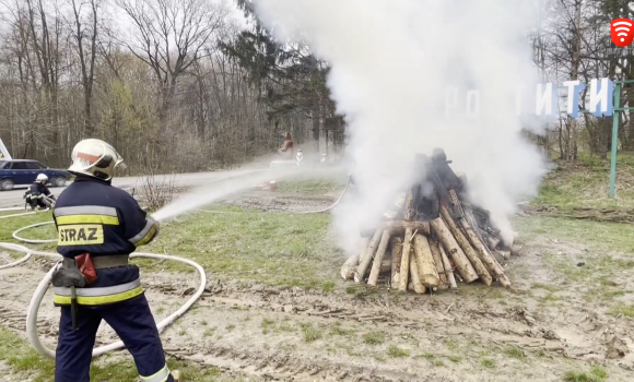Вінницькі вогнеборці разом з лісівниками тренувалися гасити пожежу