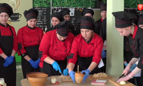 Вінницьких студентів навчали готувати традиційні українські страви