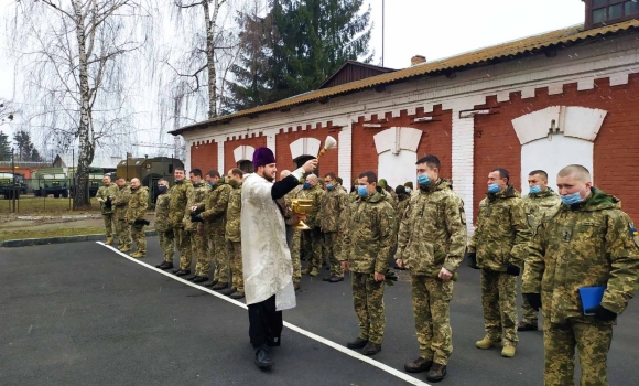 Вінницьких військових благословив священник Спасо-Преображенського собору