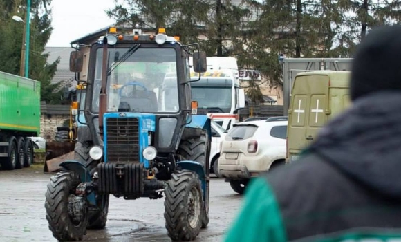 Вінницьким рятувальникам представили протимінний трактор