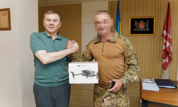 Вінницький міський голова передав розвідникам дрон DJI Mavic