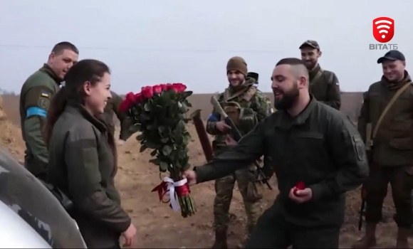 Вінницький нацгвардієць запропонував руку і серце своїй коханій просто на блокпосту