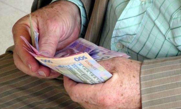 Вінницькій пенсіонерці “обміняли” 325 тис. грн на сувенірні папірці