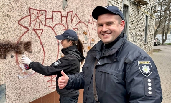 Вінницькій поліцейські разом із громадськістю нищили “нарко-рекламу”
