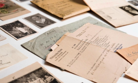 Вінничан запрошують відвідати виставку, яка розповідає історії вʼязнів концтаборів