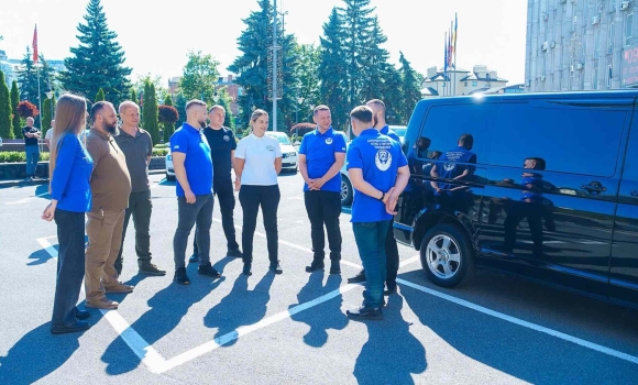 Вінничани передали авто Координаційному штабу з питань поводження з військовополоненими