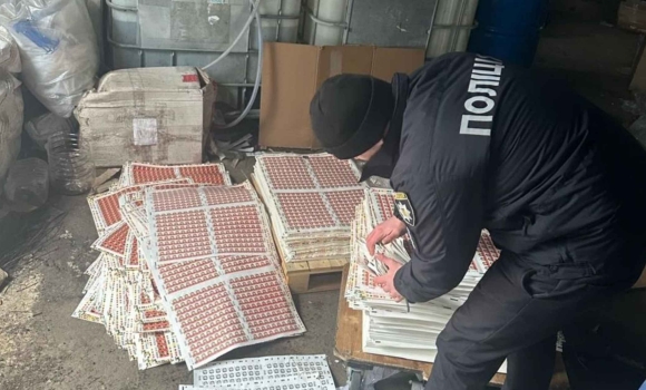 Вінничанин налагодив незаконне виготовлення поштових марок «Укрпошта»