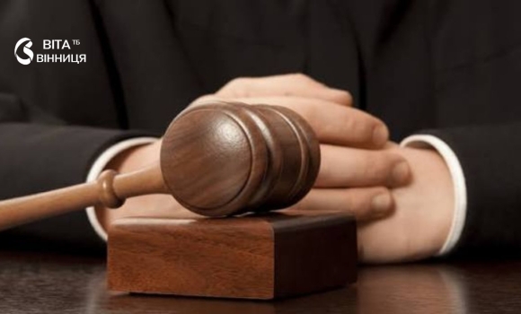 Вінничанин наставив синців власній матері під час сварки — суд обмежився штрафом