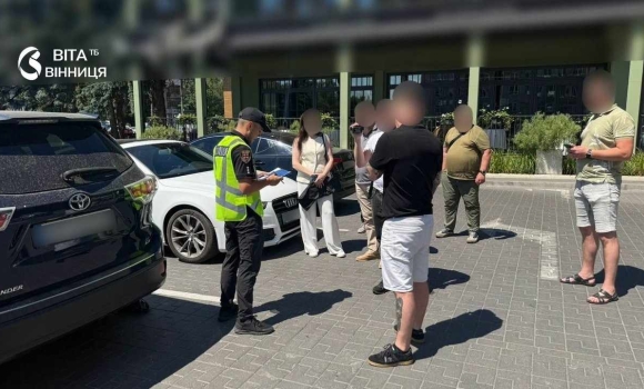 Вінничанин обіцяв допомогти уникнути мобілізації свої послуги оцінив у 33 тис. доларів Вінничанин обіцяв допомогти уникнути мобілізації свої послуги оцінив у 33 тис. доларів
