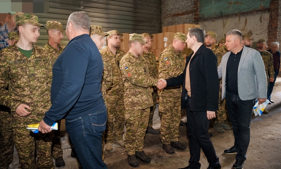 Вінницька громада передала чергову партію дронів, сухих душів та паливозаправник для двох бригад