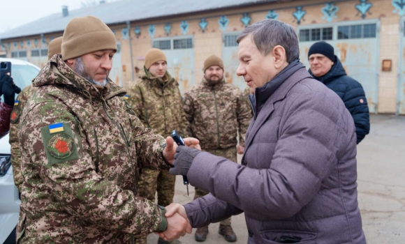 Вінницька громада передала п’ять позашляховиків нацгвардійцям