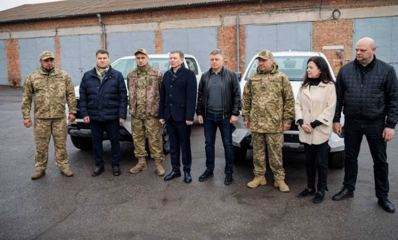 Вінницька громада передала три позашляховики двом бригадам на передову