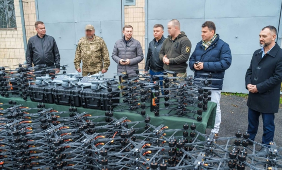 Вінницька міськрада спільно з гуманітарним штабом передала FPV-дрони українським захисникам