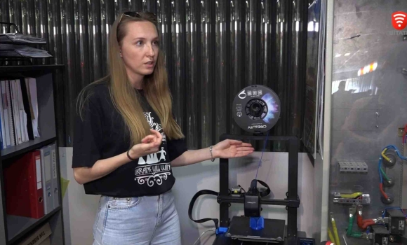 Вінницька волонтерка на 3D-принтері виготовляє деталі для обладнання військовим