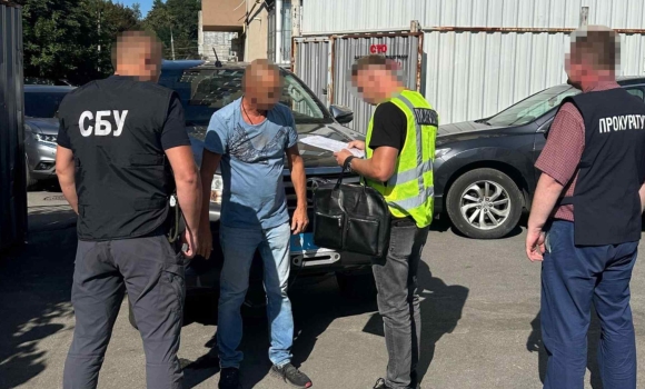 Вінницькі “благодійники” торгували гуманітарними автомобілями для ЗСУ