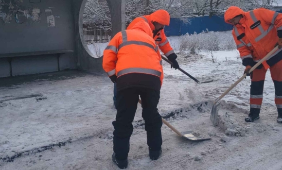 Вінницькі дорожники вручну розчищають підходи до автобусних зупинок Вінницькі дорожники вручну розчищають підходи до автобусних зупинок
