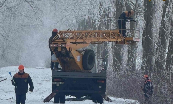 Вінницькі енергетики ліквідовують наслідки обледеніння: без електрики 286 сіл і селищ Вінницькі енергетики ліквідовують наслідки обледеніння: без електрики 286 сіл і селищ