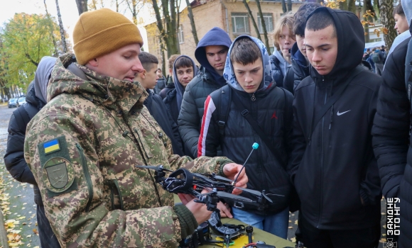 Вінницькі гвардійці презентували підрозділ БпЛА для студентів коледжу