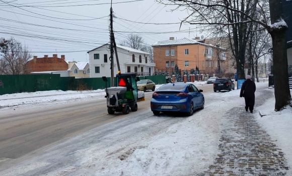 Вінницькі комунальники обробляють та очищають дороги та тротуари міста
