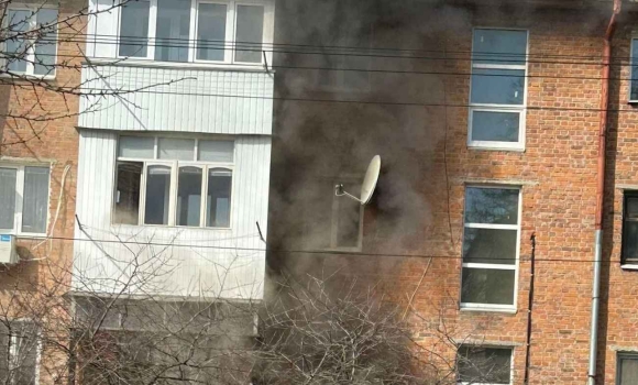 Вінницькі комунальники їхали на ремонт, а дорогою… загасили пожежу