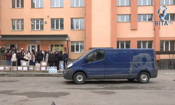 Вінницькі ліцеїсти передали мікроавтобус військовій бригаді Вінницькі ліцеїсти передали мікроавтобус військовій бригаді