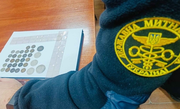 Вінницькі митники вилучили на кордоні рідкісні монети