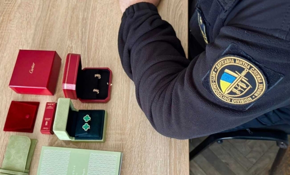 Вінницькі митники зупинили авто іноземця, який не задекларував прикраси від Cartier