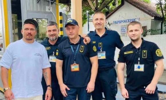 Вінницькі митники зустріли й привітали Олександра Усика