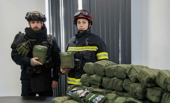 Вінницькі надзвичайники отримали 100 комплектів тактичних аптечок