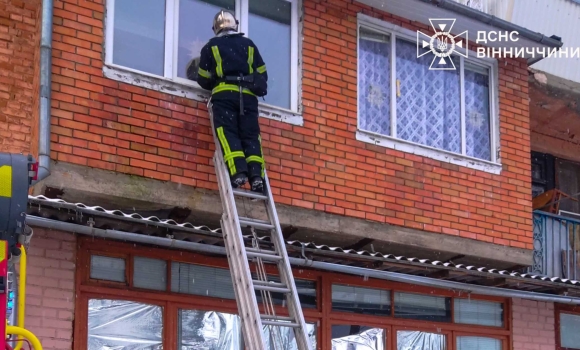 Вінницькі надзвичайники відчинили двері квартири та врятували пенсіонерку