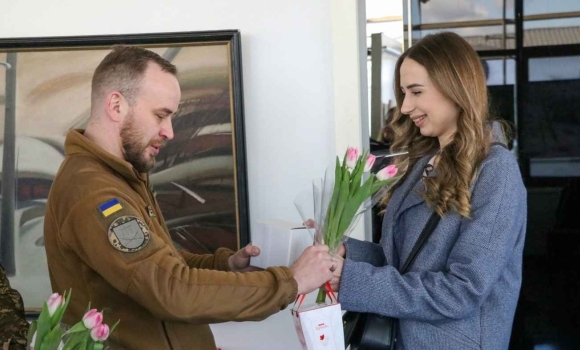 Вінницькі нацгвардійці привітали посестер у Міжнародний день боротьби за права жінок
