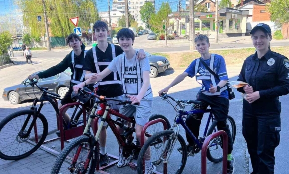 Вінницькі патрульні навчають малечу правилам «виживання» на дорогах Вінницькі патрульні навчають малечу правилам «виживання» на дорогах