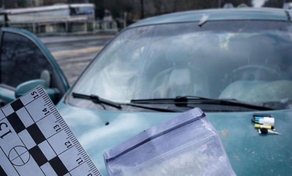 Вінницькі патрульні зупинили п'яного водія з пакетиком білого порошку