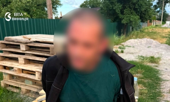 Вінницькі поліцейські переконали здатися чоловіка з гранатою в руках та арсеналом зброї в обійсті Вінницькі поліцейські переконали здатися чоловіка з гранатою в руках та арсеналом зброї в обійсті