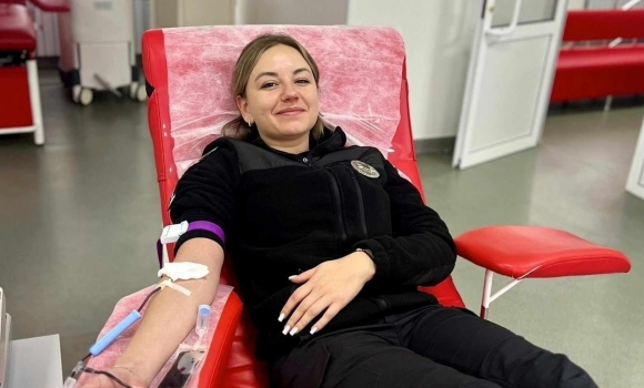 Вінницькі поліцейські здали кров, аби допомогти тим, хто найбільше цього потребує Вінницькі поліцейські здали кров, аби допомогти тим, хто найбільше цього потребує