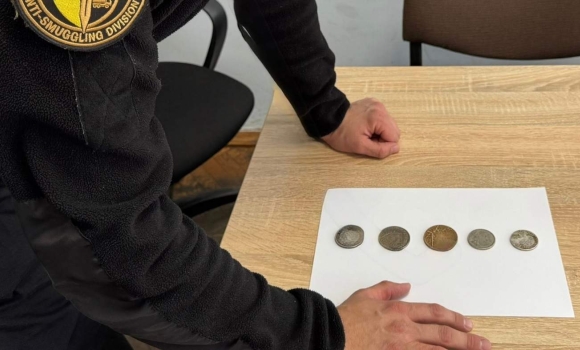 Вінницькі прикордонники вилучили в іноземця п'ять раритетних монет