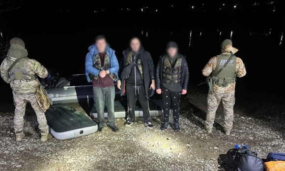 Вінницькі прикордонники затримали порушників на надувних матрацах
