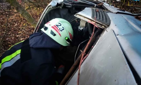 Вінницькі рятувальники деблокували неповнолітнього водія з понівеченого авто Вінницькі рятувальники деблокували неповнолітнього водія з понівеченого авто
