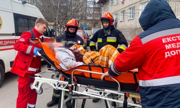 Вінницькі рятувальники екстрено відчиняли двері, щоб допомогти літній жінці