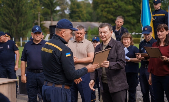 Вінницькі рятувальники отримали сертифікати на закупівлю спецобладнання