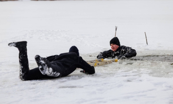 Вінницькі рятувальники продемонстрували як не загинути у крижаній пастці