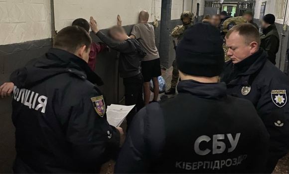 Вінницькі шахраї щоб виманити гроші, ув'язнені видавали себе за працівників банку