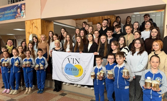 Вінницькі школярі передали великодні пакунки захисникам у лікарнях