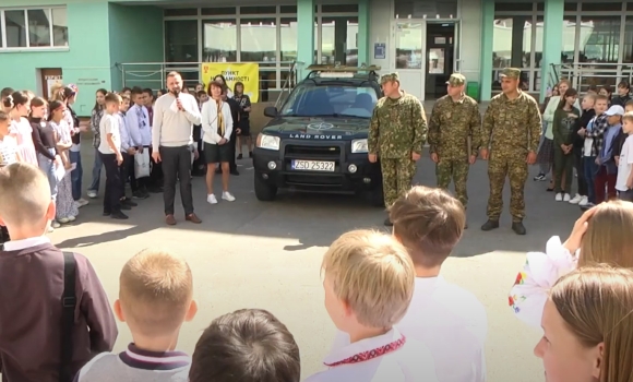 Вінницькі школярі придбали автомобіль для бригади "Червона Калина"