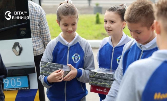 Вінницькі школярі та ювенальна поліція підтримали поранених захисників Вінницькі школярі та ювенальна поліція підтримали поранених захисників