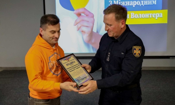 Вінницькі волонтери отримали подяки від рятувальтників, яких вони пдтримують Вінницькі волонтери отримали подяки від рятувальтників, яких вони пдтримують