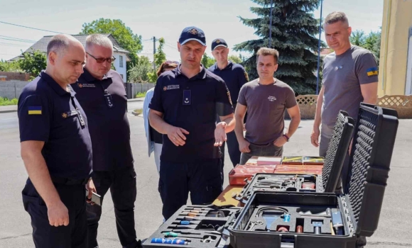 Вінницьким рятувальникам передали інструменти для аварійного відкриття дверей