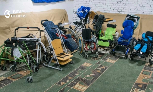 Вінницький благодійний фонд передав 12 інвалідних колясок університету в Переяславі